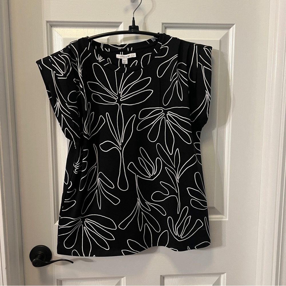 Chicos Palms Tuck Sleeve Tee